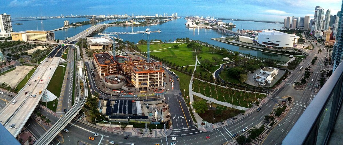 Open lawn at Maurice A. Ferré Park with Pérez Art Museum Miami in the background